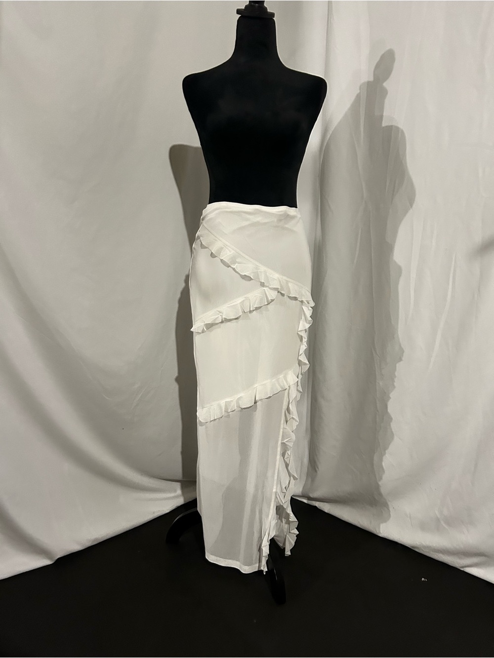 White ruffle maxi skirt size 4 Sheer Layers side slit